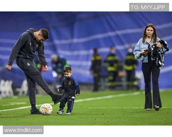 足球明星的童年故事：小孩子们如何追逐梦想与激情